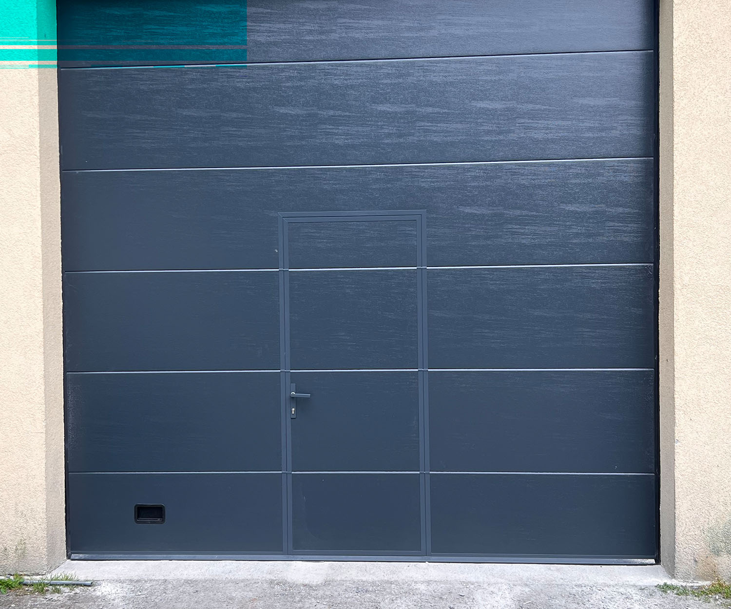 Porte de garage sectionnelle contemporaine Fenestram