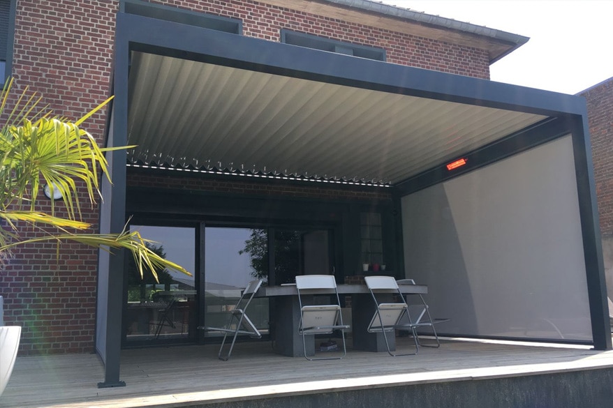 Pergola bioclimatique aluminium sur mesure en Haute-Savoie - ambiance terrasse