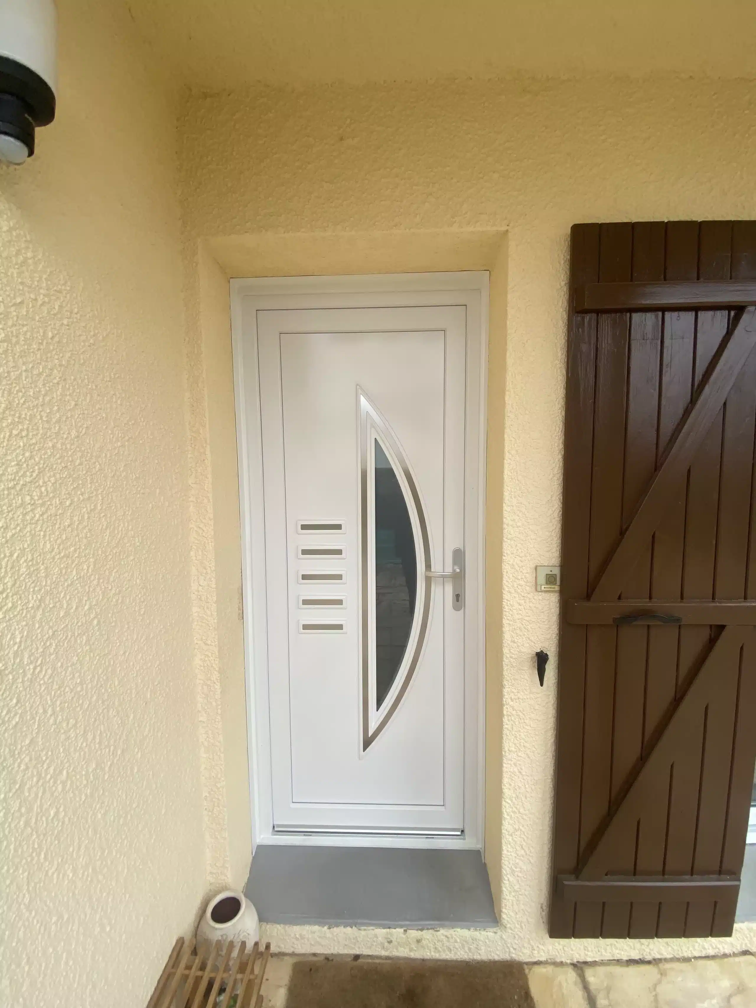 Porte d’entrée aluminium posée
