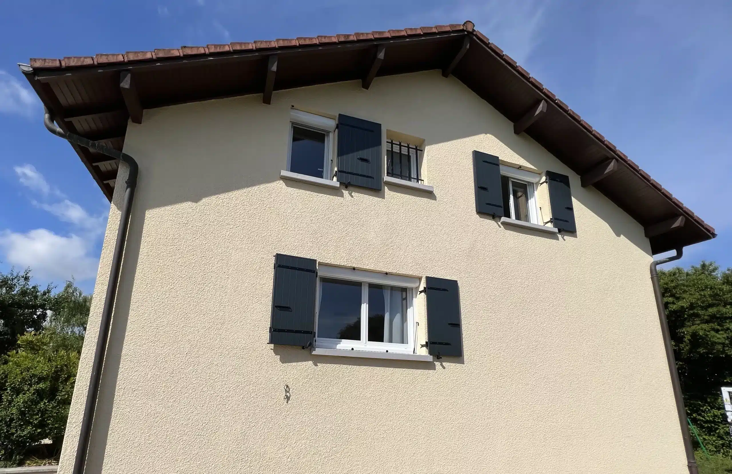 Volets battants sur-mesure Fenestram sur maison traditionnelle