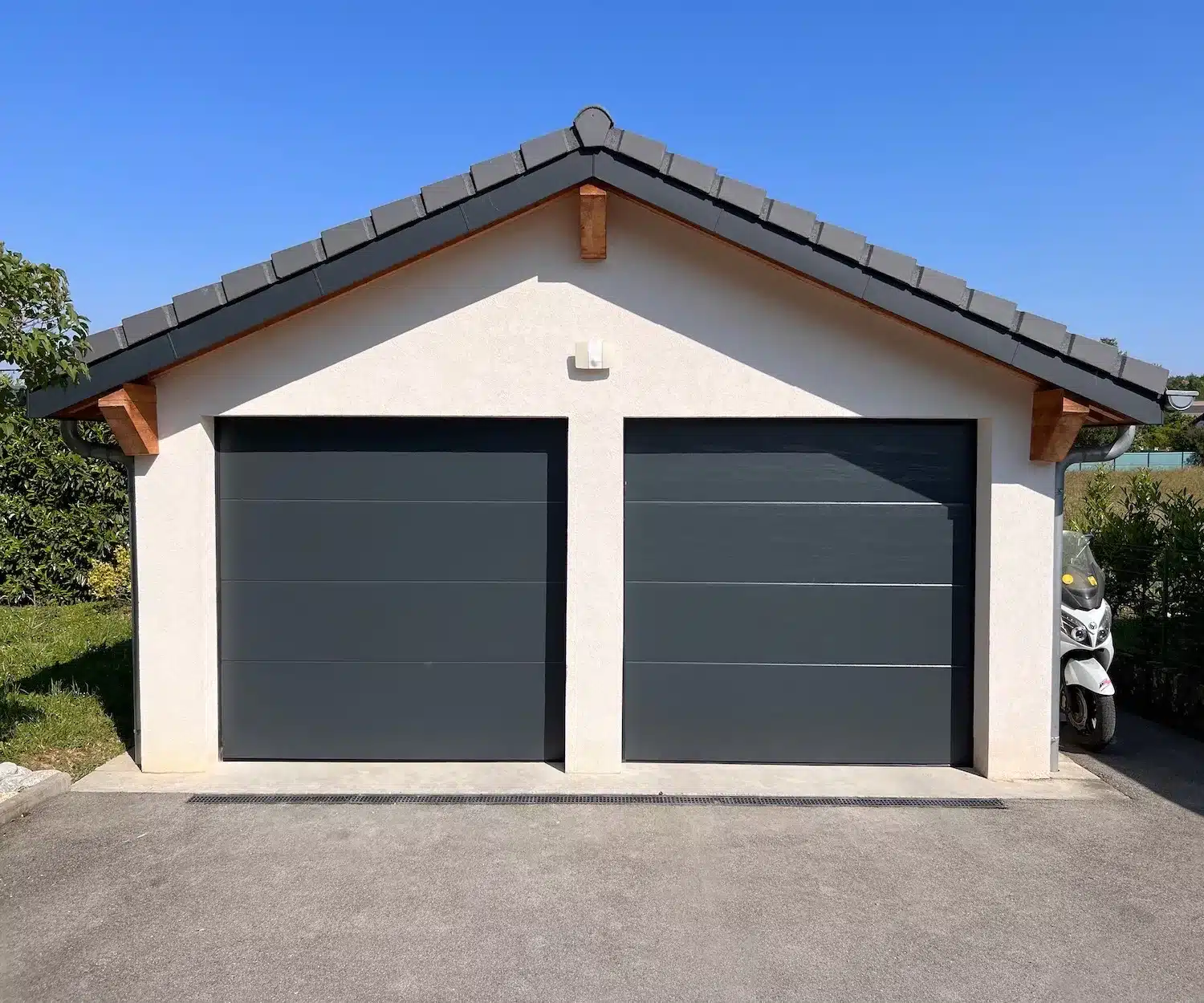 Porte de garage sectionnelle posée sur maison individuelle