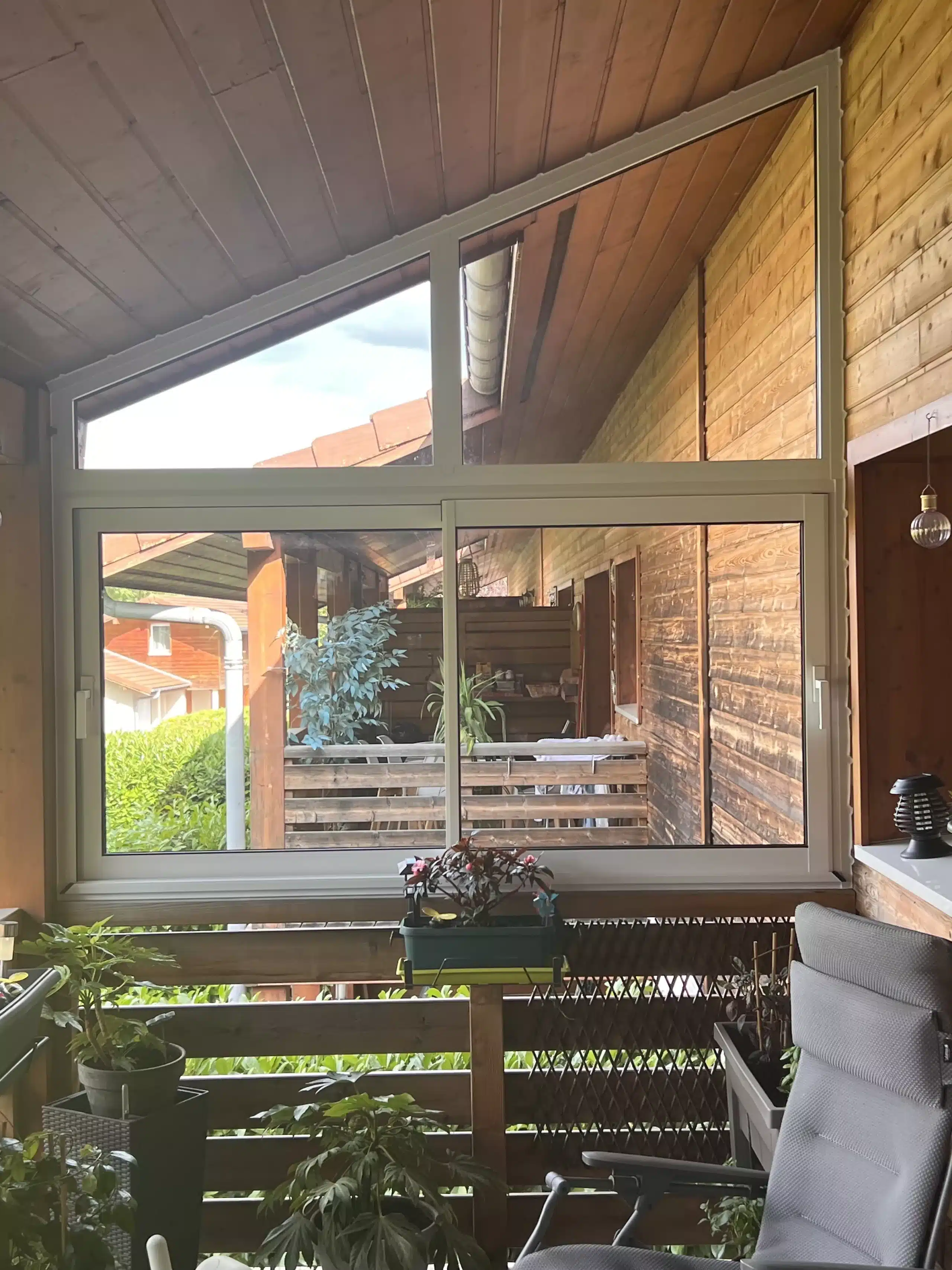 Baie vitrée aluminium avec vue sur le jardin