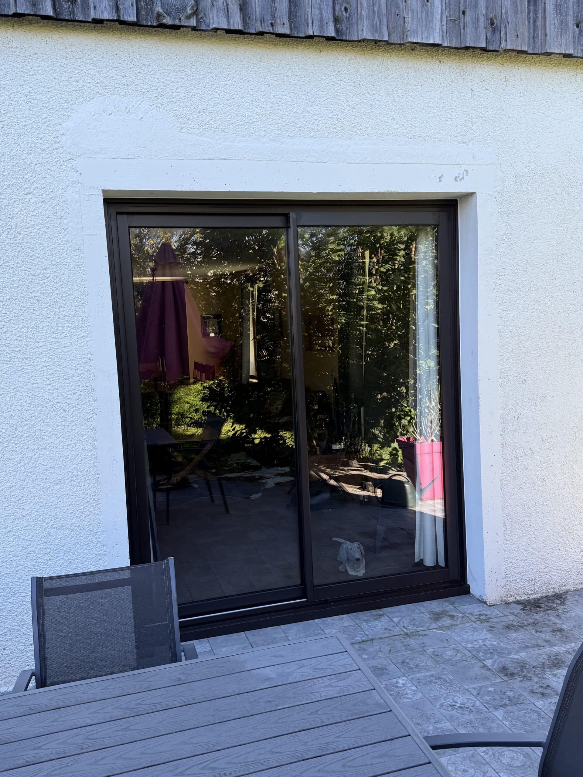 Détail de fenêtre alu avec vitrage performant