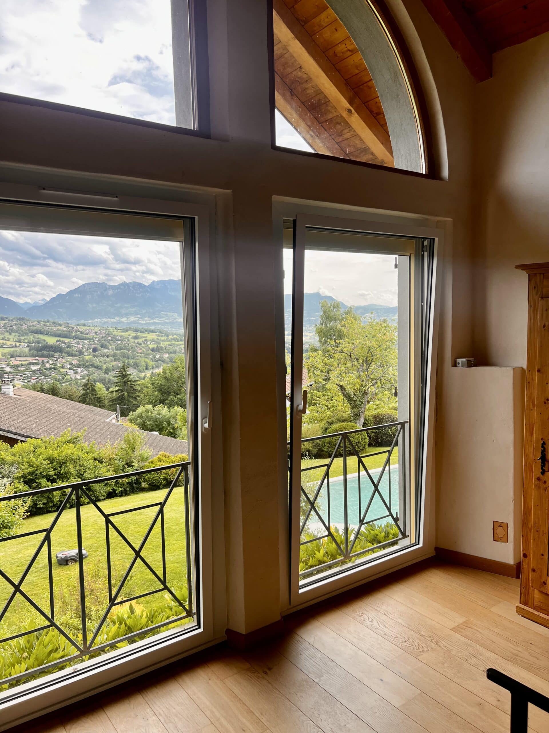 Fenêtres aluminium à Cluses – façade modernisée