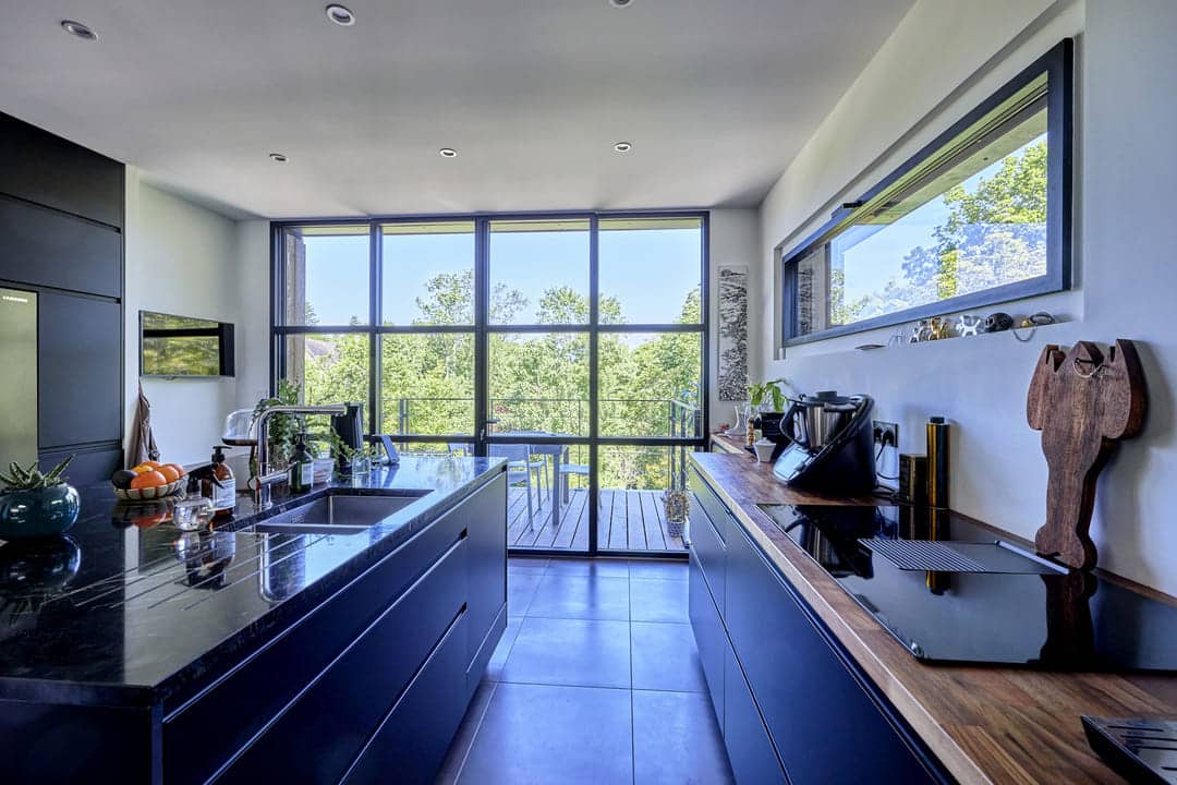 Fenêtres aluminium verticales esprit atelier