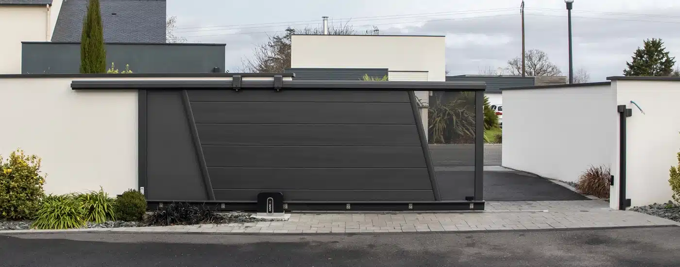 Portail coulissant aluminium contemporain Fenestram