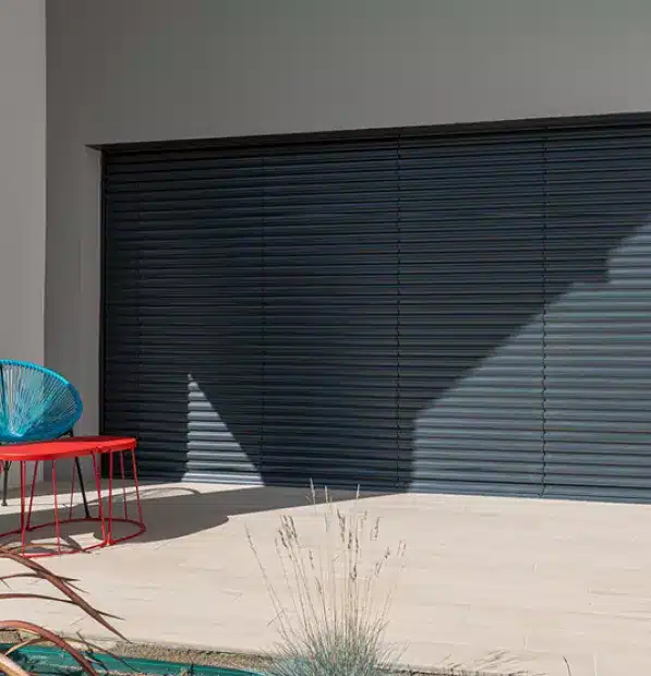 Brise-soleil orientable fermé créant une terrasse ombragée