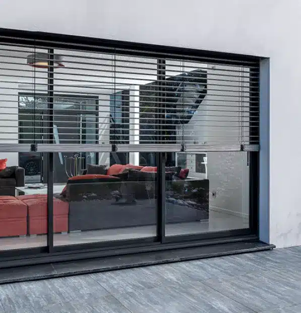 Brise-soleil orientable ouvert sur un salon lumineux