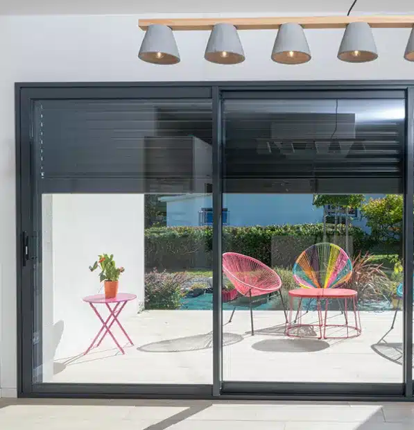 Brise-soleil orientable à lames aluminium semi-ouvertes sur façade K•LINE