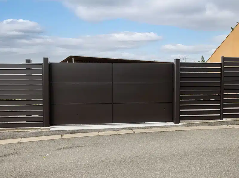 Portail battant aluminium pratique au quotidien