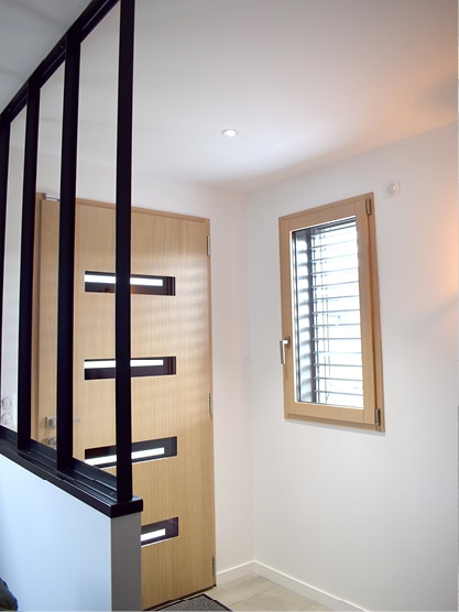 Fenêtre bois aluminium en façade avec capotage alu foncé