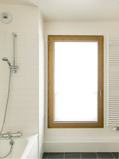 Grandes surfaces vitrées en bois aluminium pour un salon lumineux