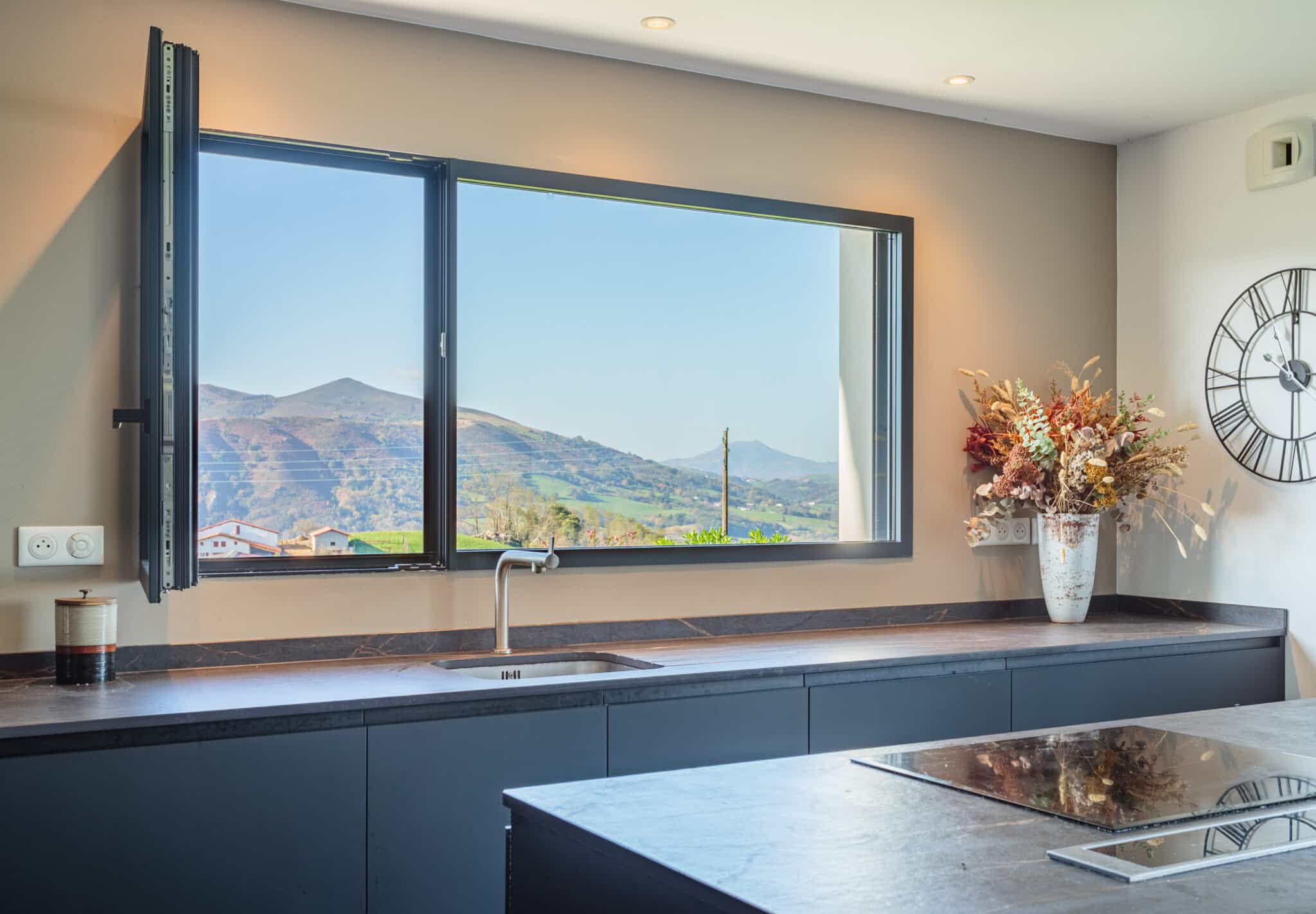 Menuiserie aluminium affleurante au nu extérieur