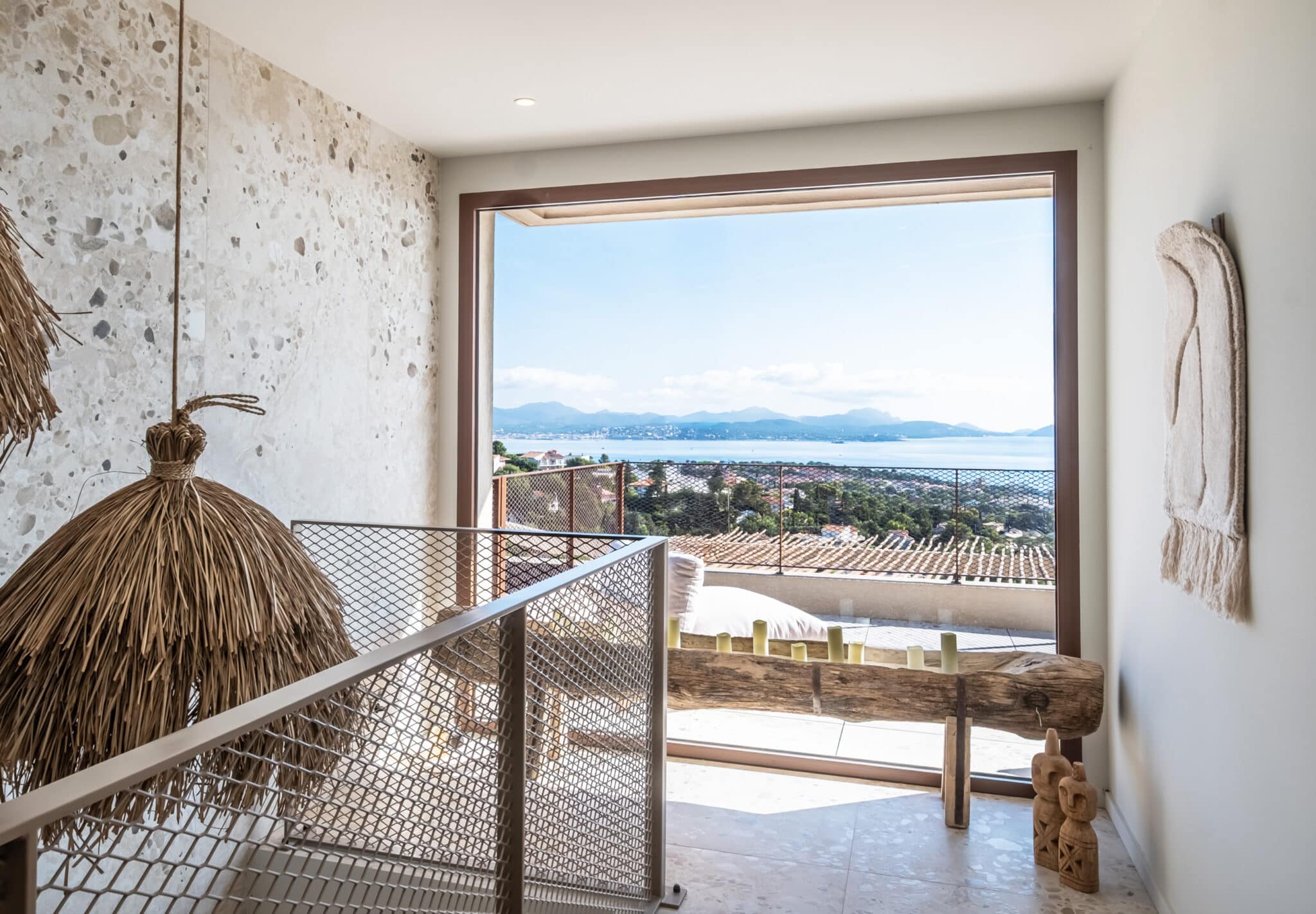 Fenêtre aluminium avec ouvrant apparent sur façade claire