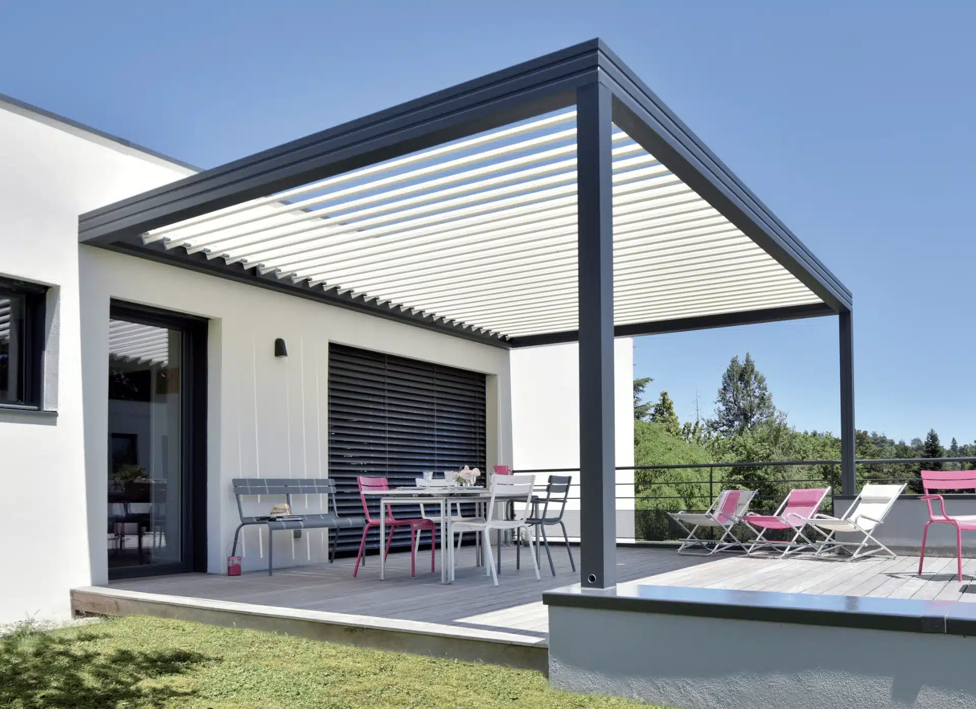 Pergola bioclimatique avec lames orientables motorisées