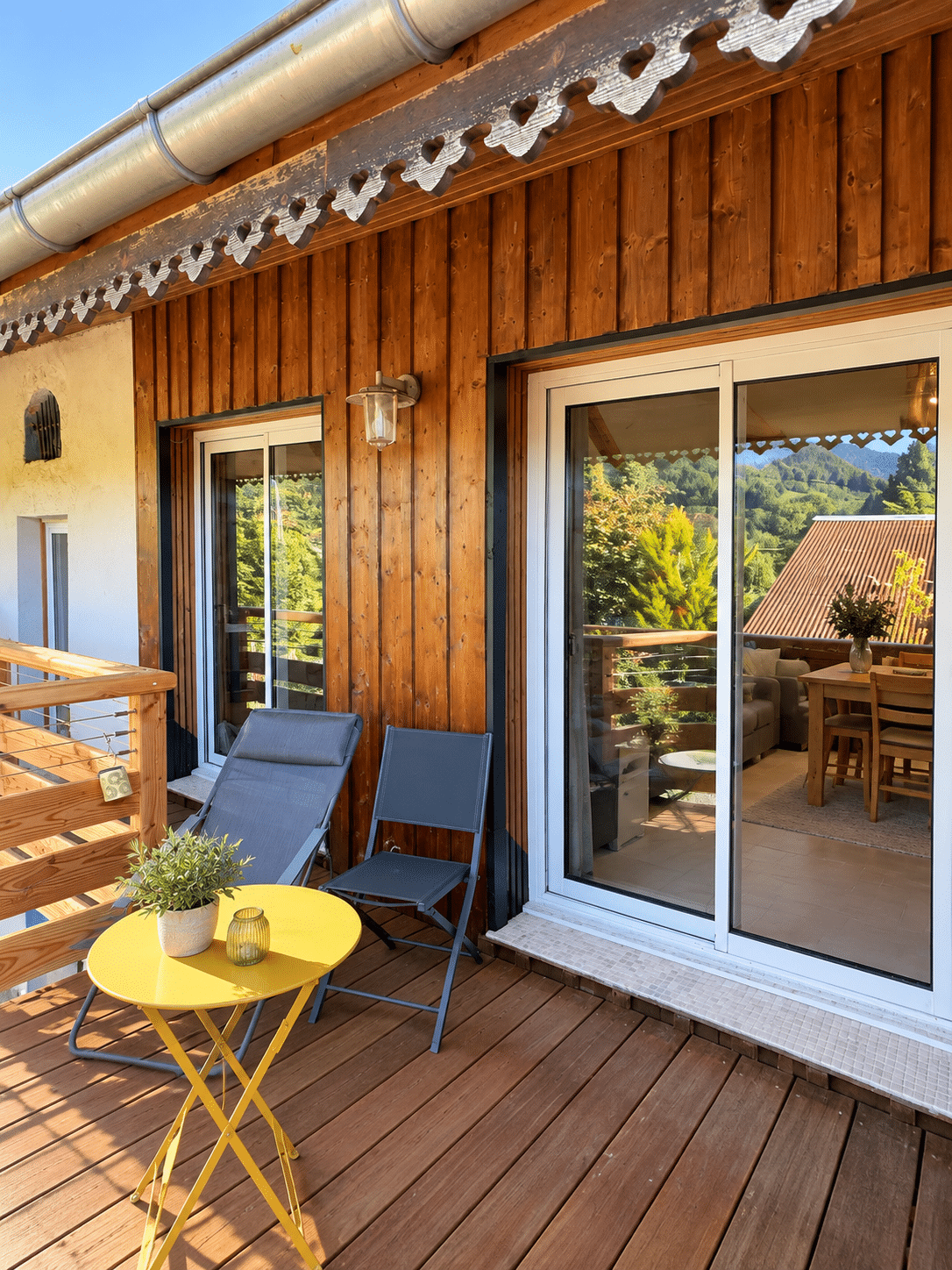 Baie vitrée coulissante aluminium blanche sur terrasse bois — vue 2