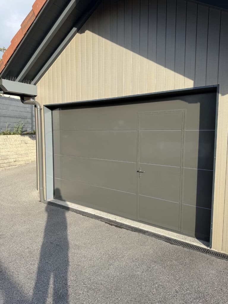 Porte de garage sectionnelle avec portillon à Viuz-en-Sallaz — vue du chantier Fenestram