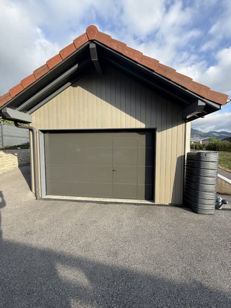 Porte de garage sectionnelle avec portillon à Viuz-en-Sallaz — vue du chantier Fenestram